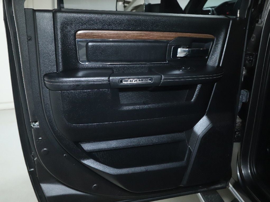 2015 RAM 3500 Laramie Crew Cab Long Bed 4WD