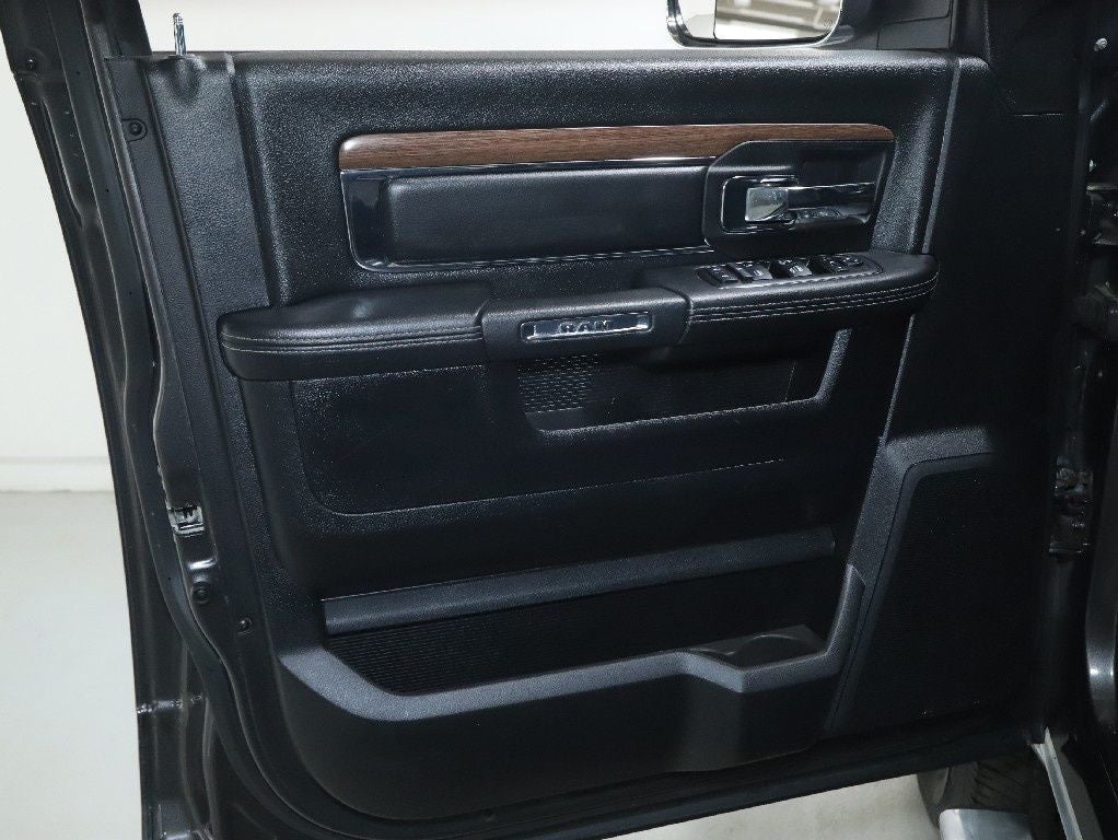 2015 RAM 3500 Laramie Crew Cab Long Bed 4WD