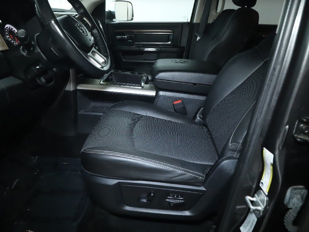2015 RAM 3500 Laramie Crew Cab Long Bed 4WD