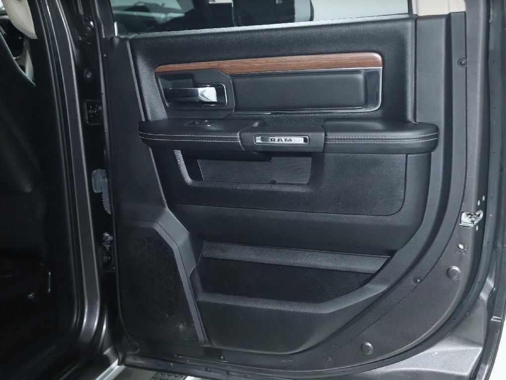 2015 RAM 3500 Laramie Crew Cab Long Bed 4WD