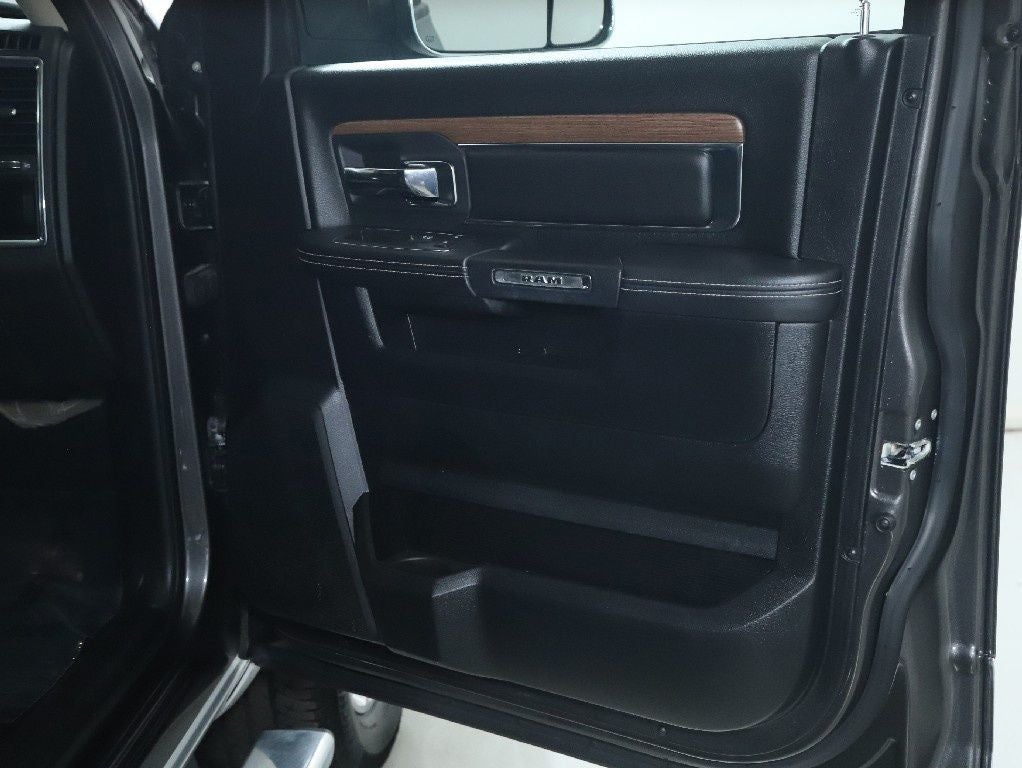 2015 RAM 3500 Laramie Crew Cab Long Bed 4WD
