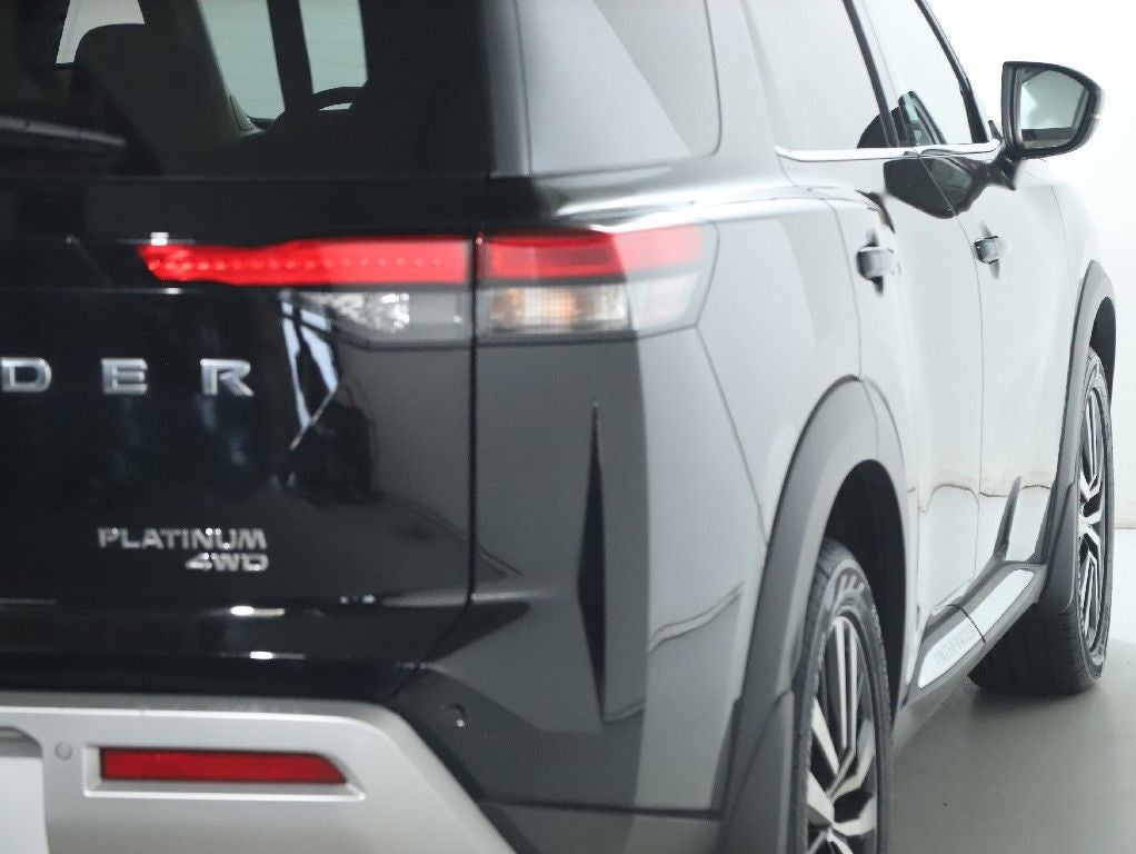 2023 Nissan Pathfinder Platinum AWD